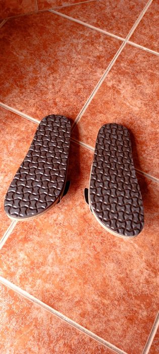 Sandálias castanhas novas de pele/couro
