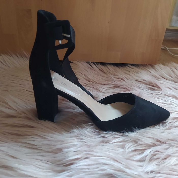 Czarne czółenka na słupku z paskiem na kostce a'la zamsz rozm. 39