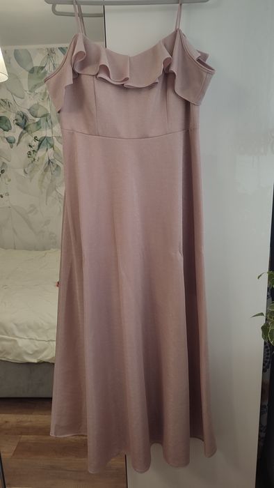 Pudrowa sukienka
