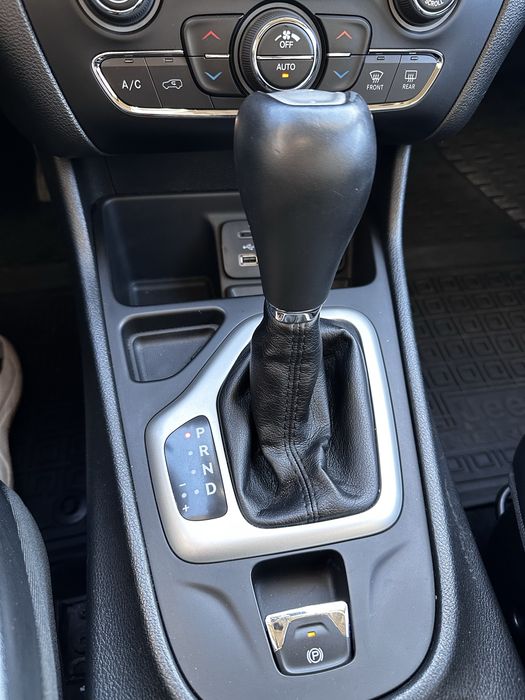 Jeep Cherokee 3,2