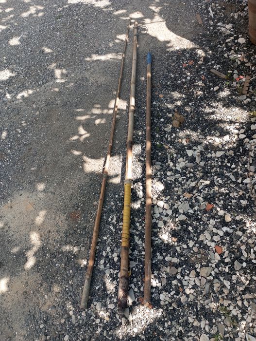 Canas de pesca e peças antigas para decoração