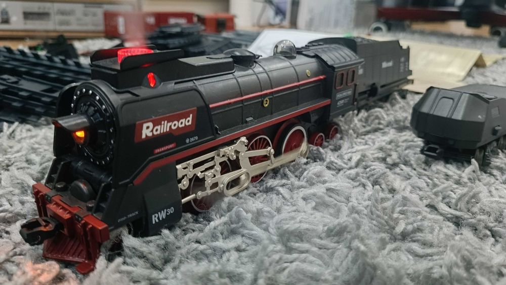 Klasyczna kolejka retro z efektem dymu na akumulator , pociąg