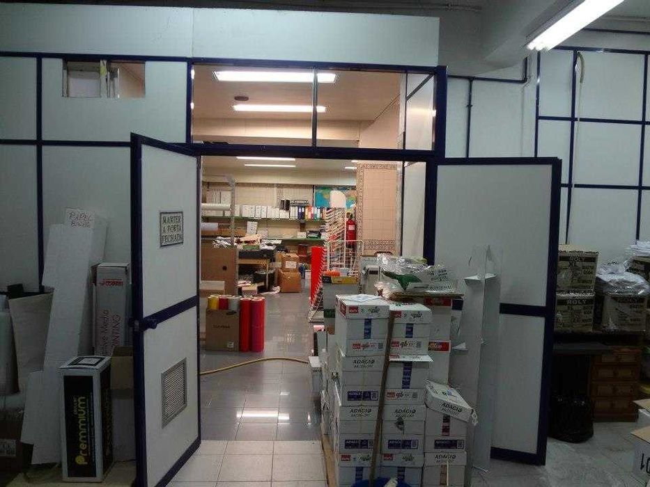 Arrenda-se loja em Algés