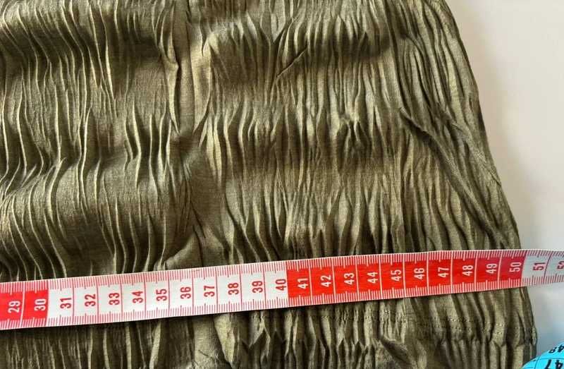 Vestido justo caqui efeito enrugado