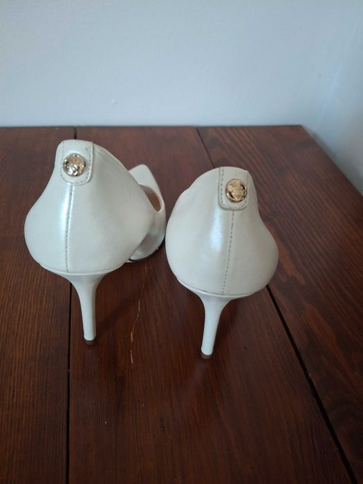 Szpilki perłowe Guess 37