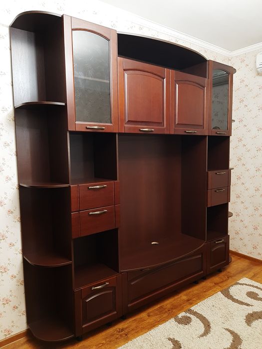 Стенка натуральное дерево в гостинную или офис