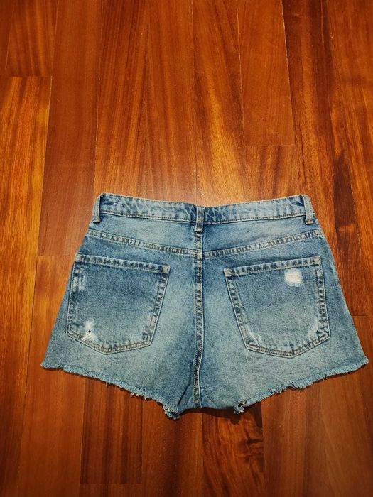 Calções de ganga da marca Bershka. Sem uso.