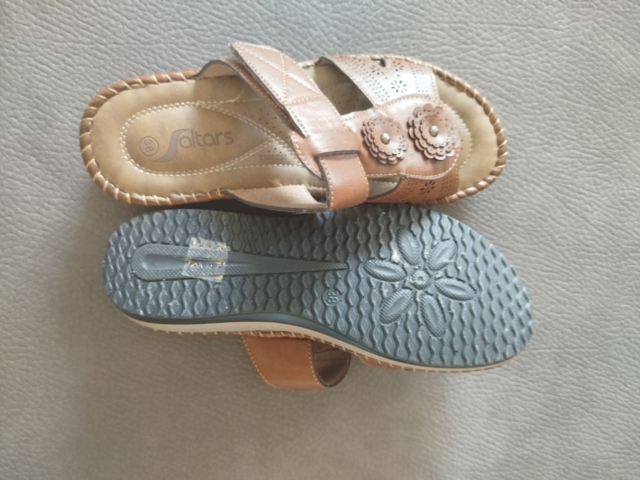 Sandália ajustável