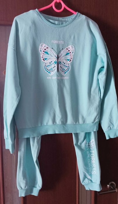 Костюм спортивный на девочку 13-14 лет