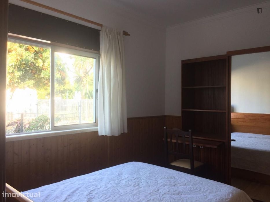 Quarto - localizado em Trafaria Lisbon