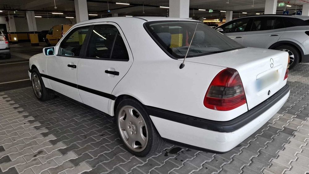 Vendo Mercedes C220d 1996 448000km.    Muito estimado..