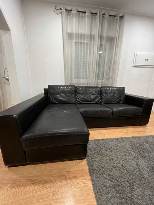 Sofá Preto em Pele com chaise long do lado esquerdo