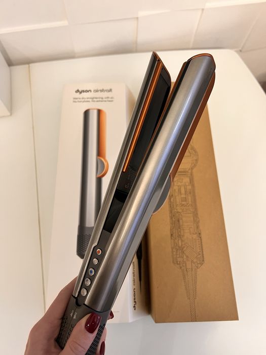 Dyson Airstrait