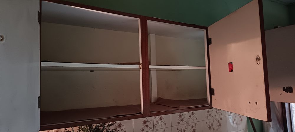 Móvel superior de cozinha, em fórmica, castanho.
Com mais de 20 anos m