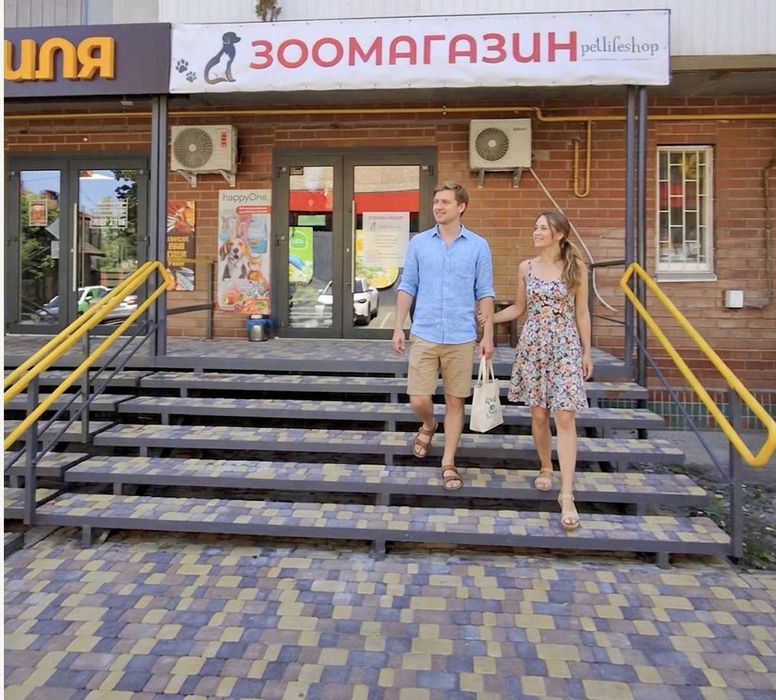 Печерськ. Фасад навпроти входу до продуктового супермаркета! Без комісії.