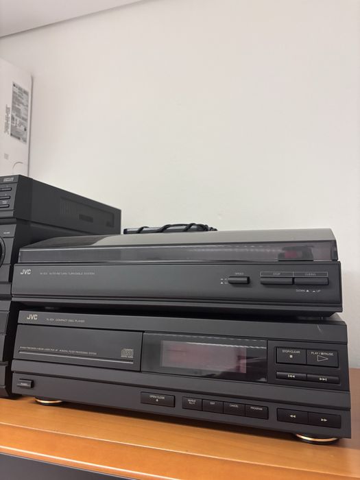 Aparelhagem JVC com colunas e suportes