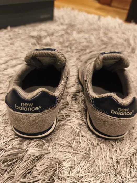 Sapatilhas New Balance cinzentos 23.5