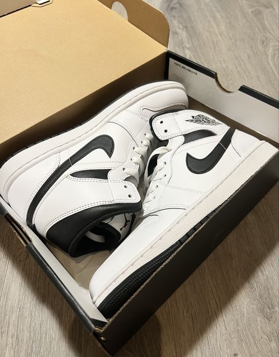 NOVOS Nike AirJordan Mid Black and White