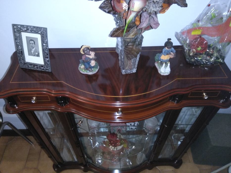 Vitrine em Raiz de Nogueira – Excelente Estado