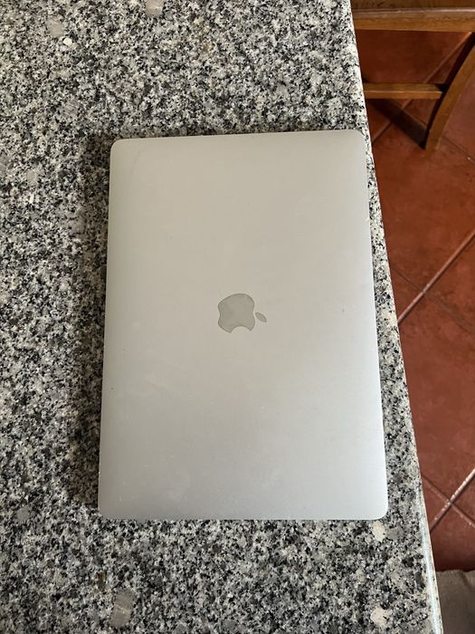 MacBook Pro 2017514927513715363841