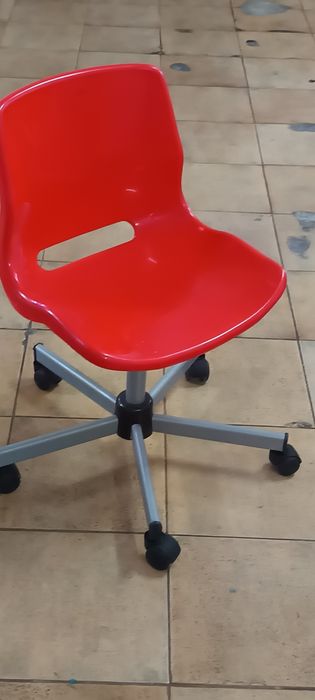 3 Cadeiras plásticas,com rodas ,pouco uso.