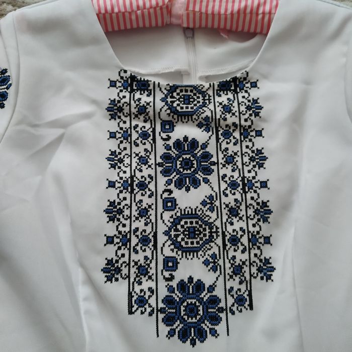 Вишукана сукня з вишивкою