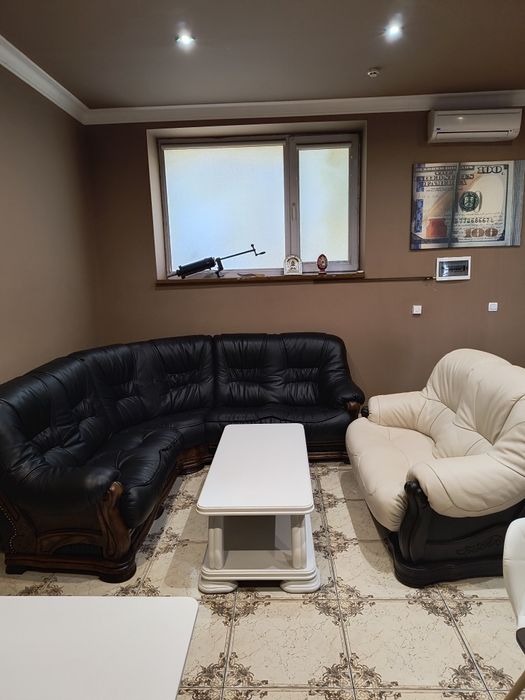 Шкіряні дивани і стіл з масиву дерева