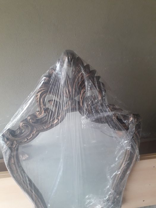 Espelho em talha dourado velho estilo vintage.