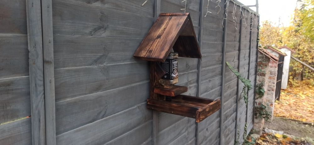 Karmnik Jack Daniels dla ptaków ze 100letnich desek