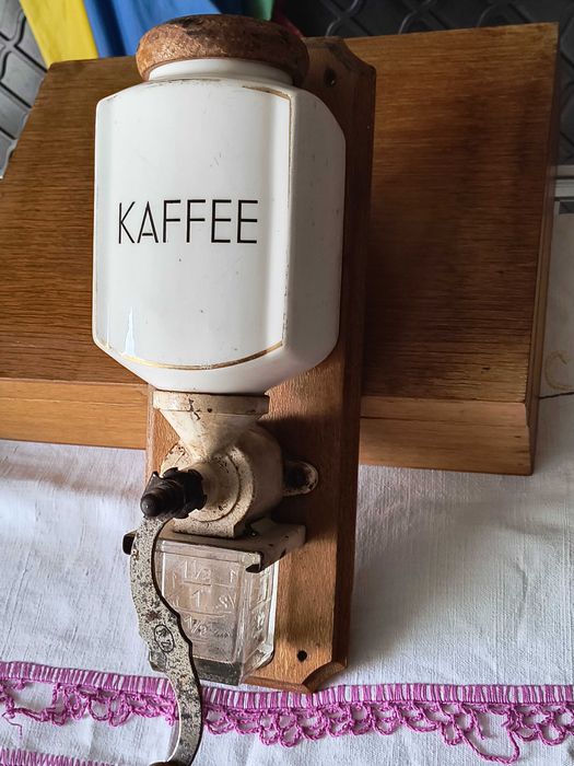 stary młynek do mielenia kawy ale nie tylko/porcelana