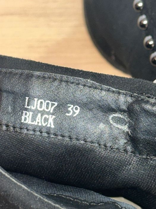 Botki zamszowe na obcasie 39