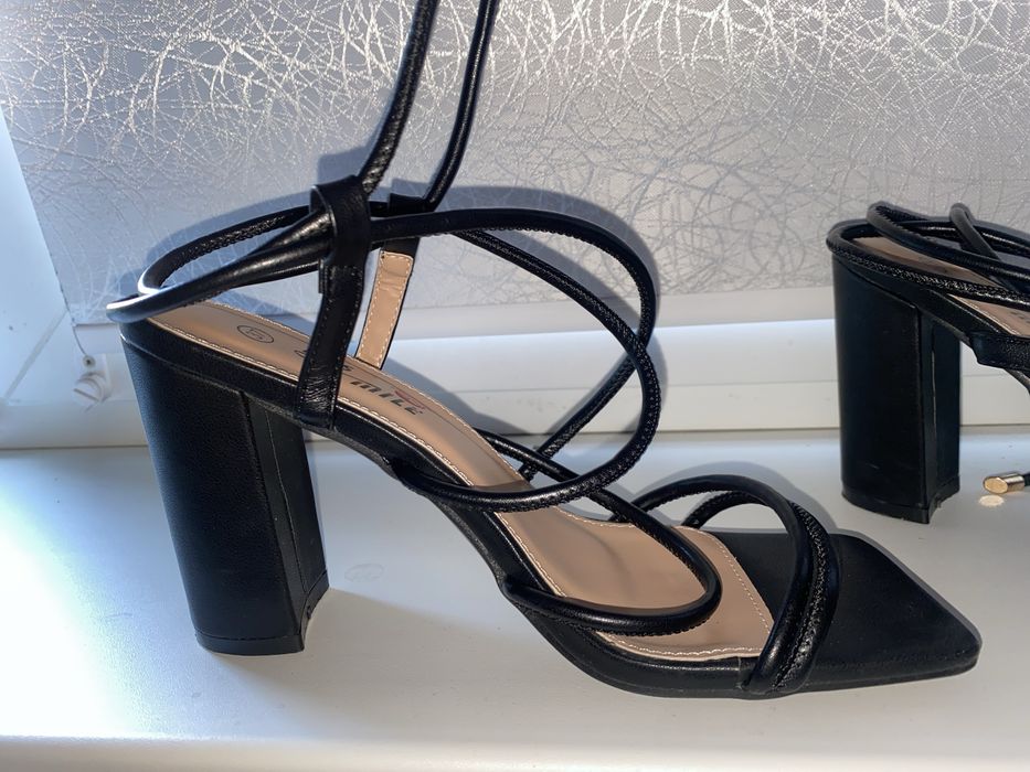 Стильні босоніжки на високих підборах