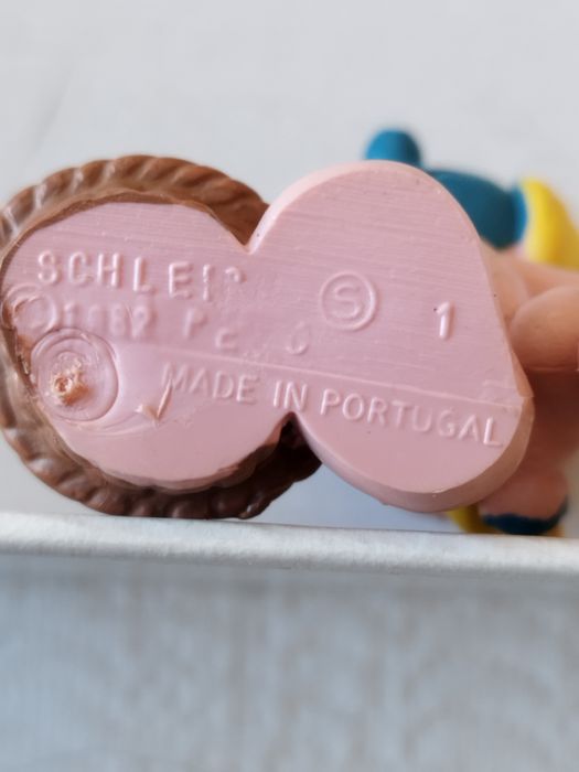 Smurfina vestida de coelhinha cor-de-rosa com um cesto e um ovo de Pás