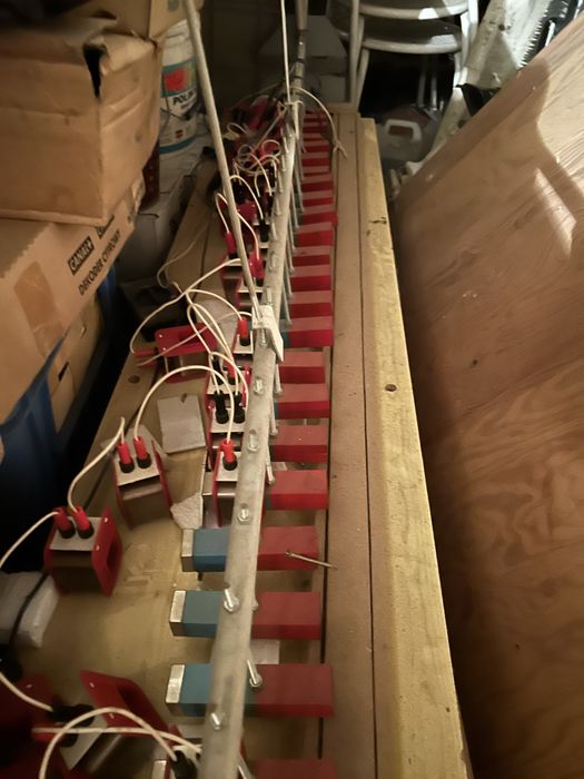 zestaw do demonstracji indukcji elektromagnetycznej oraz budowy elektromagnesu lub transformatora.