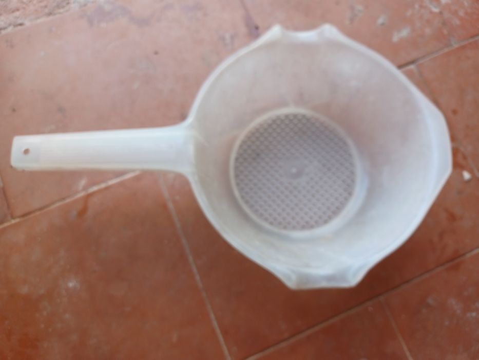 Escorredor médio em plástico branco
