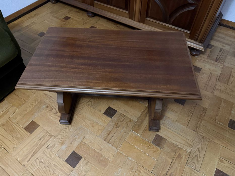 Mesa de centro clássica em madeira – muito robusta