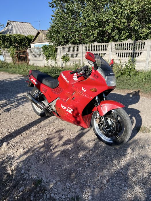 Honda VFR750F RC24