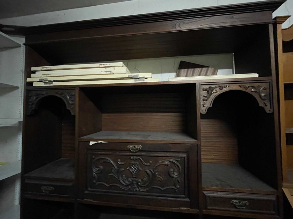 Móvel/Estante Modular em Madeira Escura com Entalhes Ornamentais