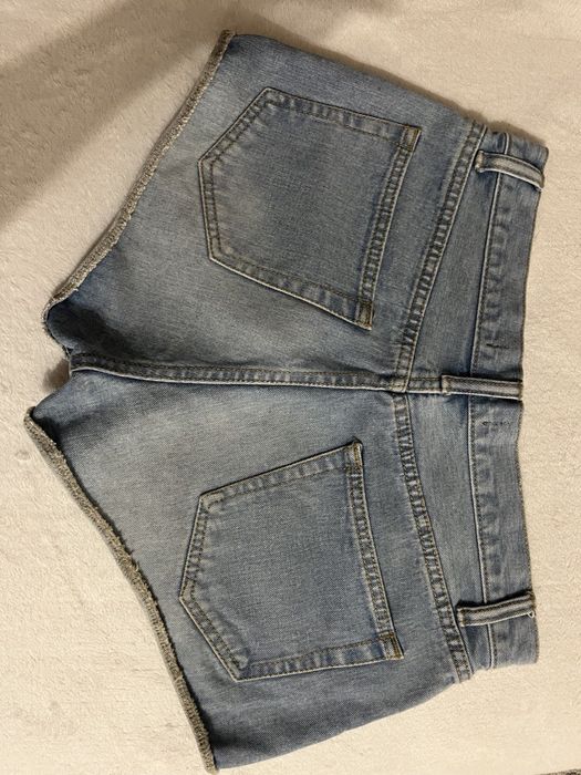 Короткі голубі джинсові шорти