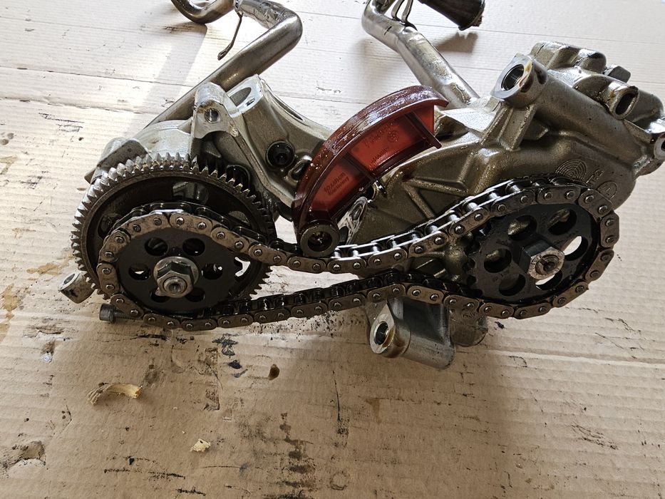 Bmw m3 s65b40  pompa oleju pompy e92 e92 e93 s65b40