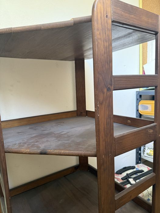 Estante em madeira maciça