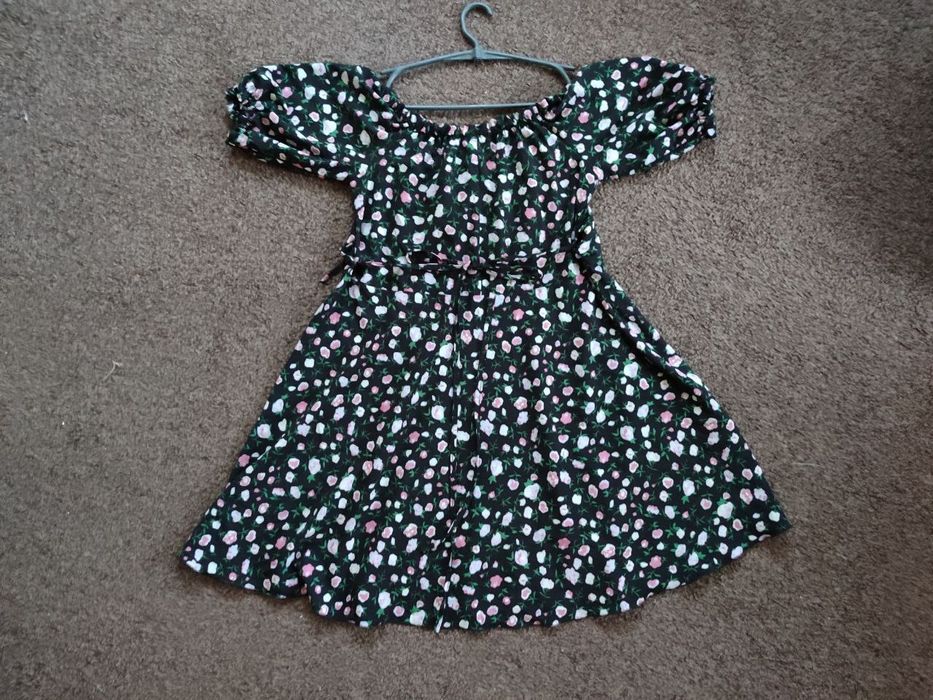 Чорна сукня у квіточку