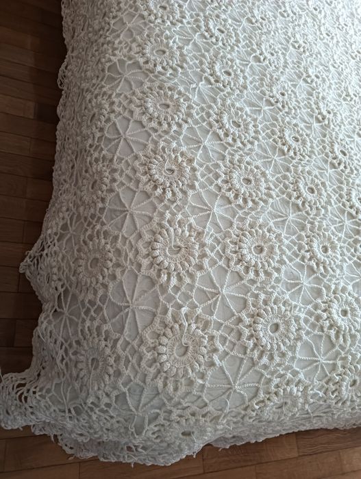 Vendo colcha em crochê feita á mão.