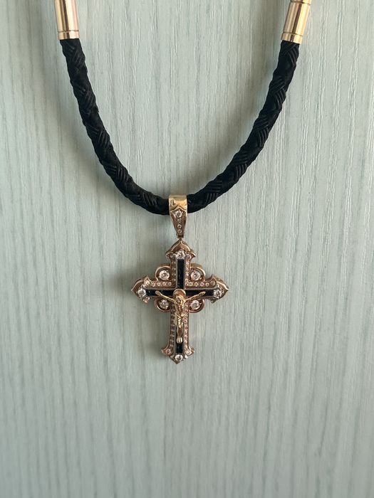 Золотой крест со вставками