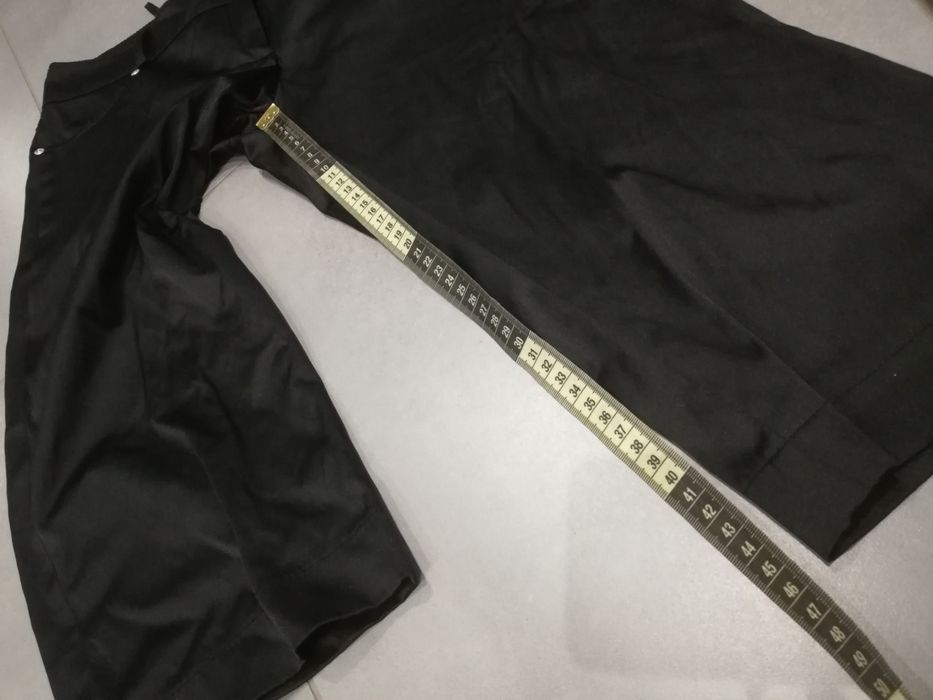 R. 42 czarne satynowe spodnie do kolan spodenki