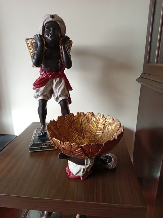 Estátua Plantador e Taça - "Days of the Raj" - "Criado Mudo"