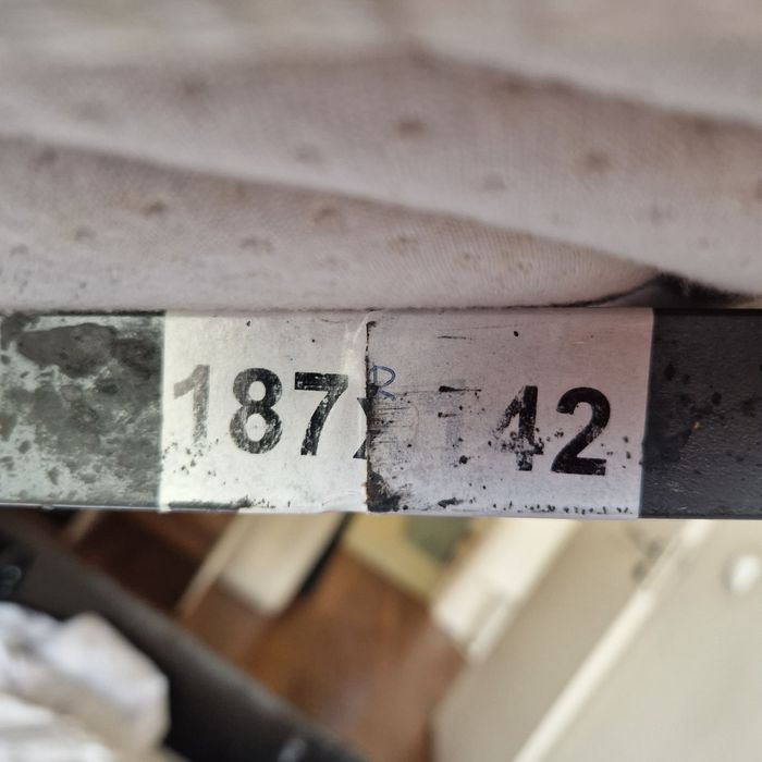 Cama de casal com colchao e alçapão de arrumação.