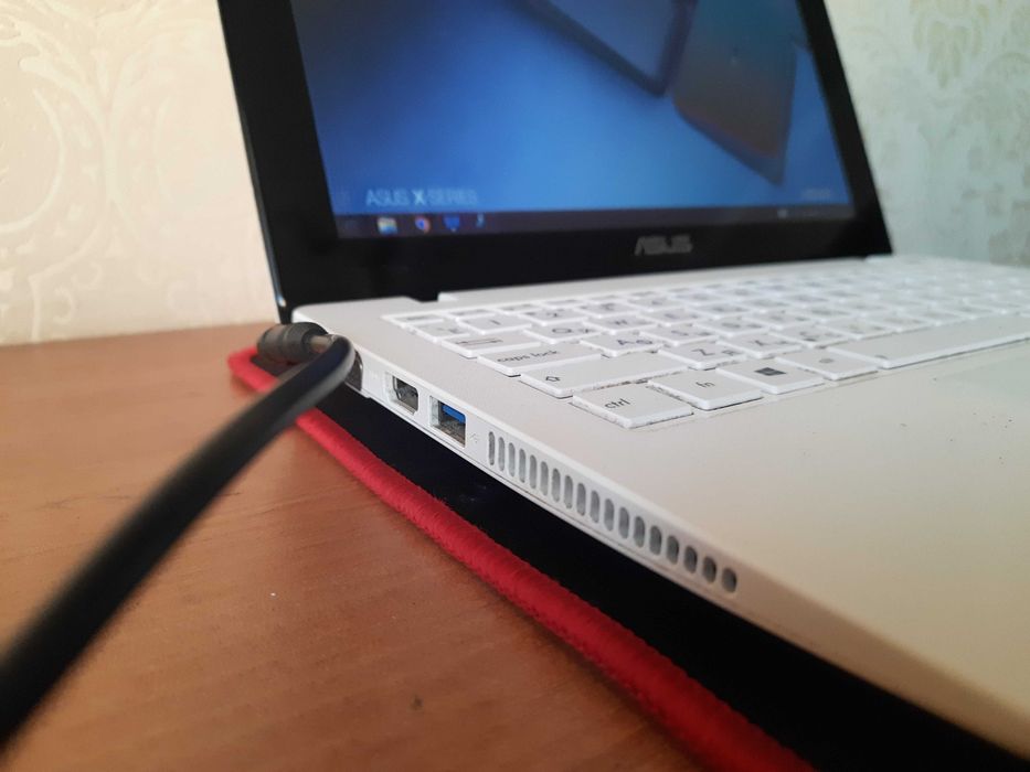 потужний, міцний, тонкий нетбук із сенсорним екраном