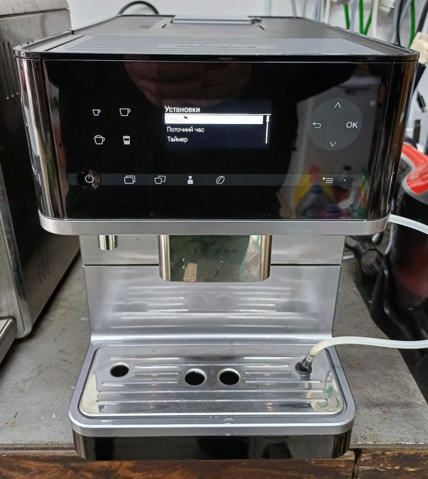 Кавоварка кавомашина преміум класу Miele CM6300 з текстовим меню чорна