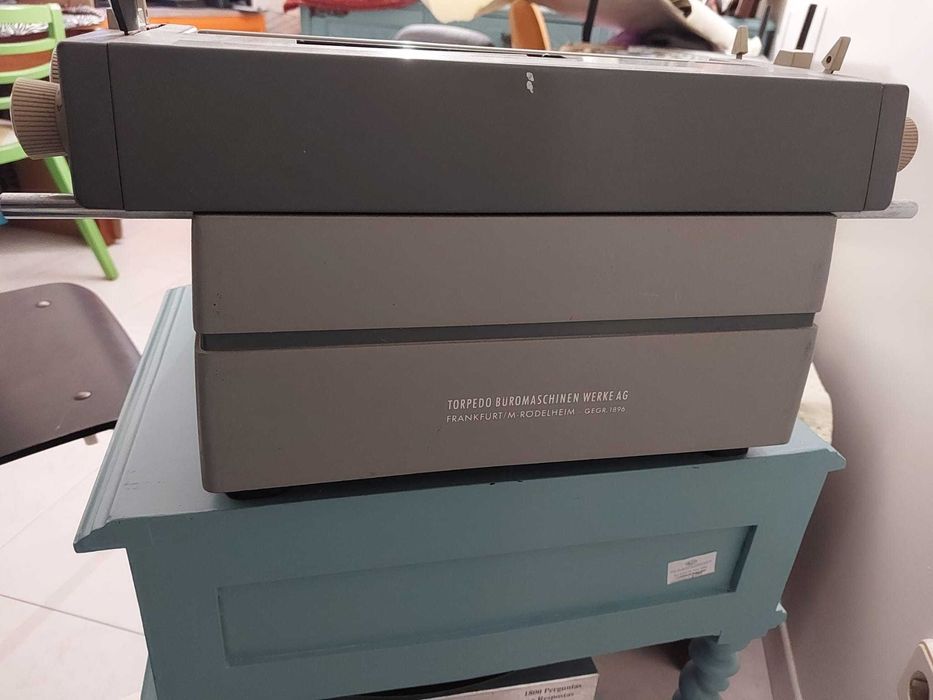 Máquina de escrever antiga Torpedo Dynacord